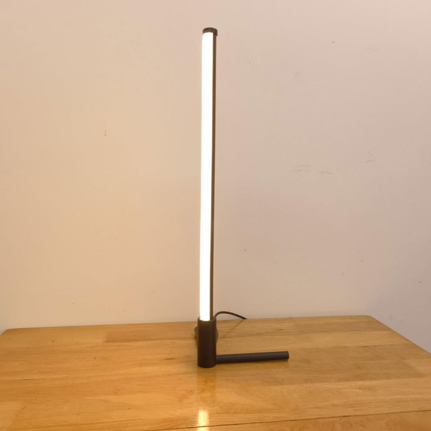 Elegant Minimalist LED Table Lamp - Creative Bar Night Light